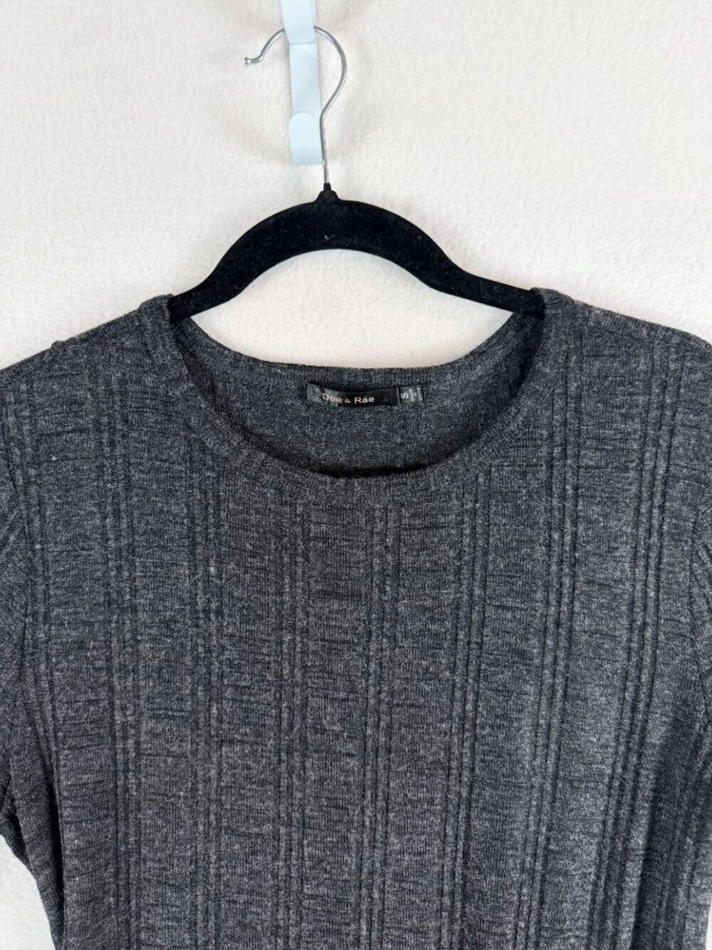 Doe & Rae Charcoal Gray Ribbed Knit Cold Shoulder Top With Tie Sleeves Womens S - Picture 11 of 12